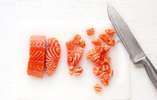 1. Этап. Лосось с рисом: В это время разрежьте рыбу кубиками по 1,5-2 см.