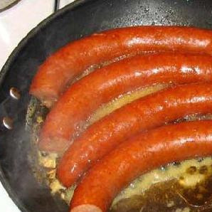 1. Этап. Жареная колбаса с картофелем: Снимаем крышку и продолжаем готовить.