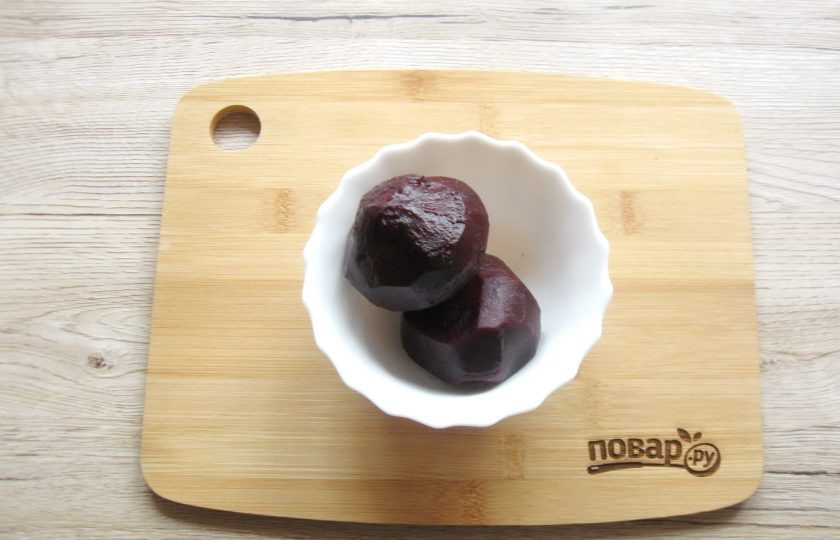 1. Этап. Салат из свеклы с яблоком и орехами: Свеклу вымойте, отварите, охладите и очистите.