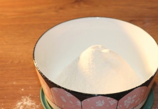 1. Этап. Белый хлеб домашней выпечки: Просеем муку 320 г,...