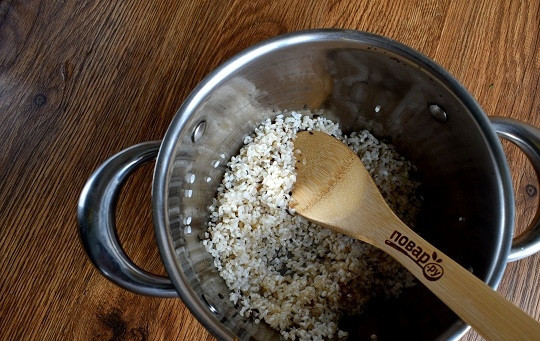 1. Этап. Масала бхат (пряный рис): Всыпьте рис, обжарьте его в течение 1-2 минут. Рис впитает в себя ароматное масло. Влейте кипяток, посолите, накройте крышкой и варите на медленном огне примерно 20 минут, пока рис не впитает в себя всю воду.