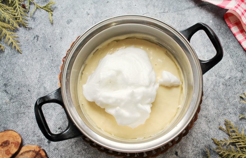 1. Этап. Пузи-блинчики: Белок взбейте в пышную пену и добавьте в тесто.