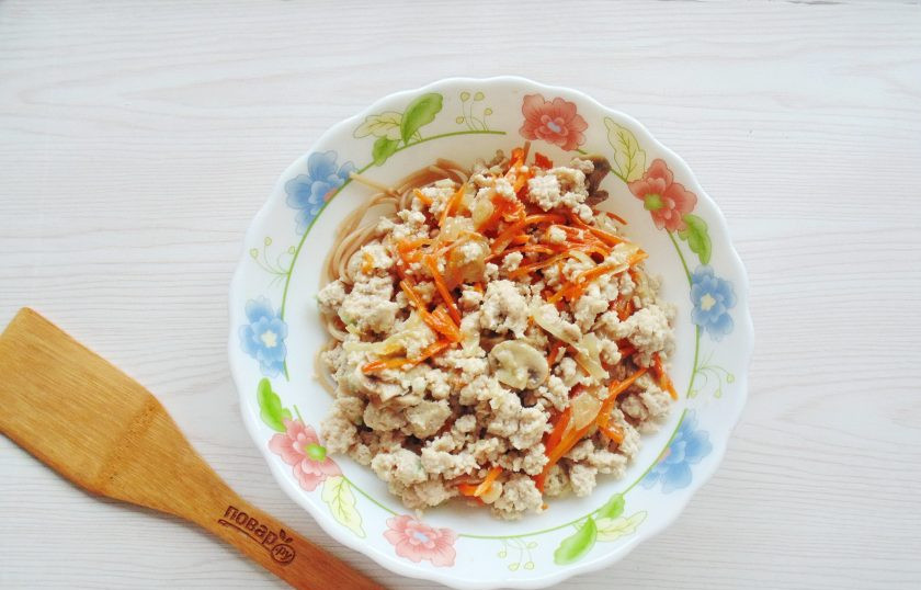 1. Этап. Гречневая лапша с фаршем: Сюда же в миску добавьте тушеные овощи с грибами и готовый фарш.