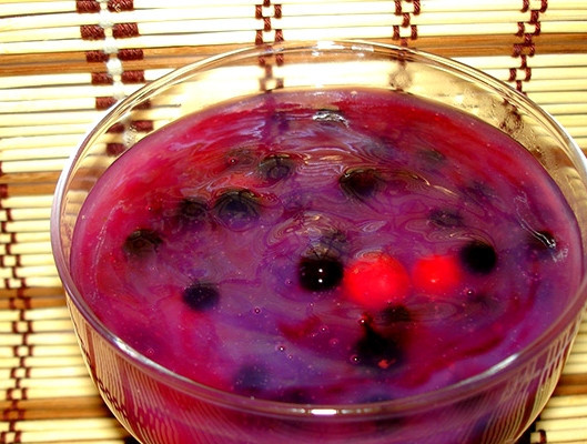 1. Этап. Кисель плодово-ягодный: На все про все у нас потратится час, даже немного меньше. Готовый кисель разливаем по мискам или кружкам, как вам больше нравится. Можно подавать горячим, если на улице холодно. Отлично согревает и витаминизирует. А в жару лучше остудить. Тогда такой киселек замечательно освежает. Вот такое у него волшебное свойство.