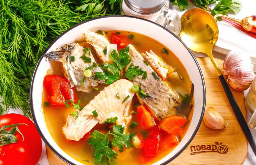 1. Этап. Уха из петуха: Выложите в глубокие тарелки части петуха, части отварной рыбы, разлейте горячий бульон и присыпьте свежей зеленью. Тем, кто любит уху с острым привкусом, можно порекомендовать выложить в тарелку стручок жгучего перца на 5-10 минут.