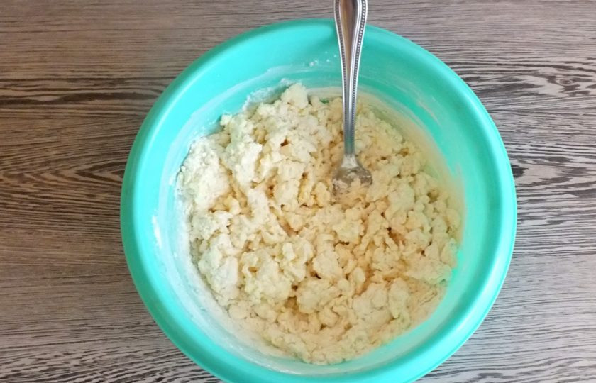 1. Этап. Творожная плетенка с яблоками: Начните замес теста с помощью вилки. Как только начнут собираться комочки, месите руками. При сильно липком тесте, обсыпьте ладони мукой и продолжайте месить тесто. Важно не переложить муку, чтобы оно не получилось плотным.