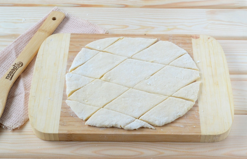 1. Этап. Пишме: Тесто за 2 часа подросло. Его обомните, разделите на 3 части. Каждую часть тонко раскатайте и порежьте на ромбы.