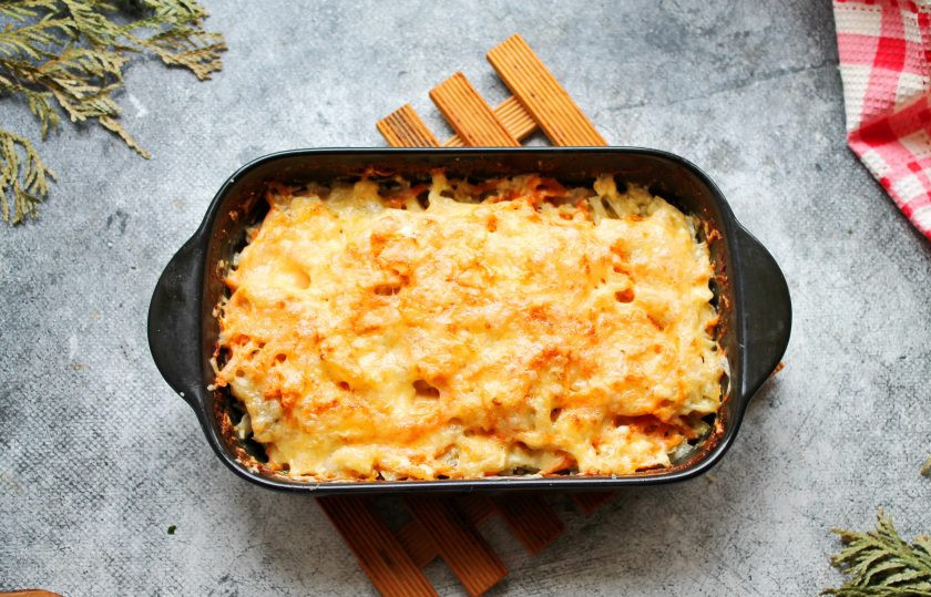 1. Этап. Треска с капустой: Верните форму обратно в духовку и запекайте еще 5-10 минут, до желаемой корочки. Готовую треску с капустой достаньте, разложите порционно и подавайте к столу.