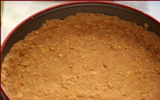 1. Этап. Пирог со сгущенкой: В форму для выпекания выкладываем полученную массу. По краям формируем бортики, само тесто распределяем очень ровно по всей формочке. Ставим форму в духовку и выпекаем 15 минут при 180 градусах.