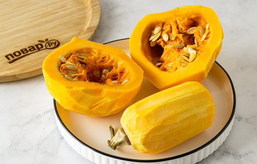 1. Этап. Тыква замороженная: Тыкву помойте и с помощью овощечистки уберите всю жесткую кожуру. Затем удалите семена из тыквы.