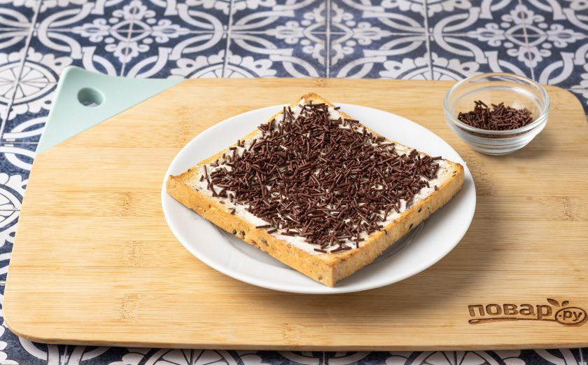 1. Этап. Голландский десерт Хагельслаг: Сверху посыпьте шоколадной крошкой.