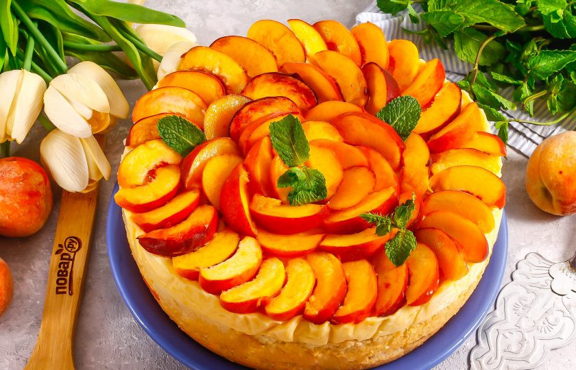 1. Этап. Муссовый торт Персик: Перед подачей извлеките торт из формы, удалите пленку и украсьте нарезкой персиков и листочками мяты.