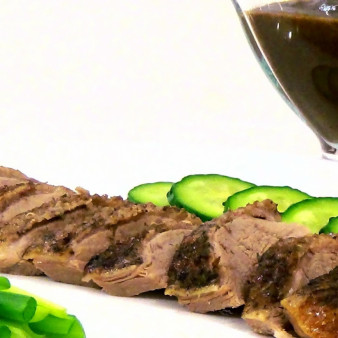 Утка, запеченная с яблоком и черносливом в пиве