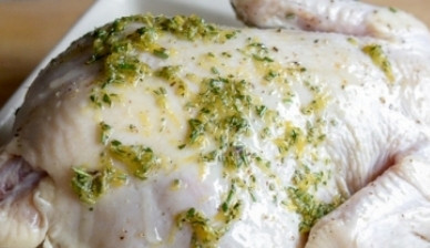 1. Этап. Курица с розмарином в духовке: Достаем курицу, внутрь вкладываем один лимон, разрезанный на 4 части. Остальные лимоны нарезаем на половинки и выкладываем в форму для запекания. Туда же выкладываем курицу, смазанную смесью масла и розмарина.