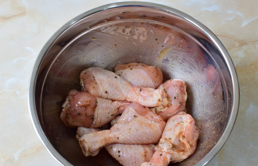 1. Этап. Куриные голени в соевом соусе в духовке: Куриные голени тщательно обмажьте получившимся маринадом и оставьте постоять на 1 час.