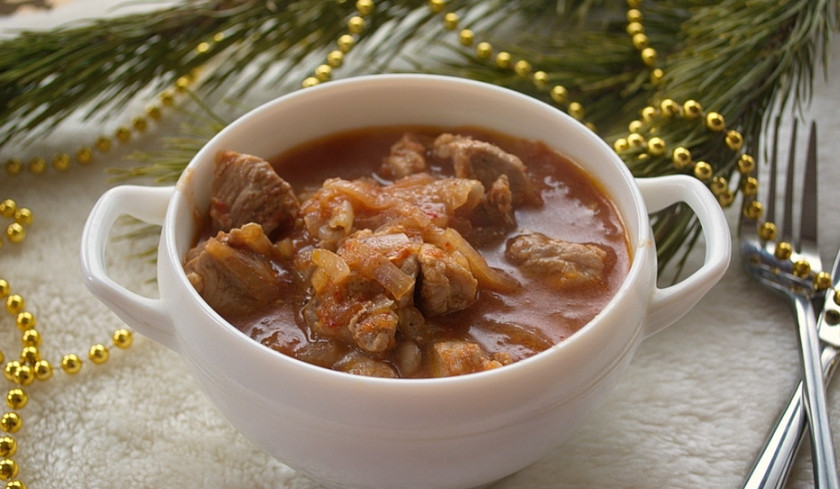 1. Этап. Гуляш из свиного окорока: Подайте к столу. Можно добавить много зелени непосредственно в горячий выключенный гуляш.