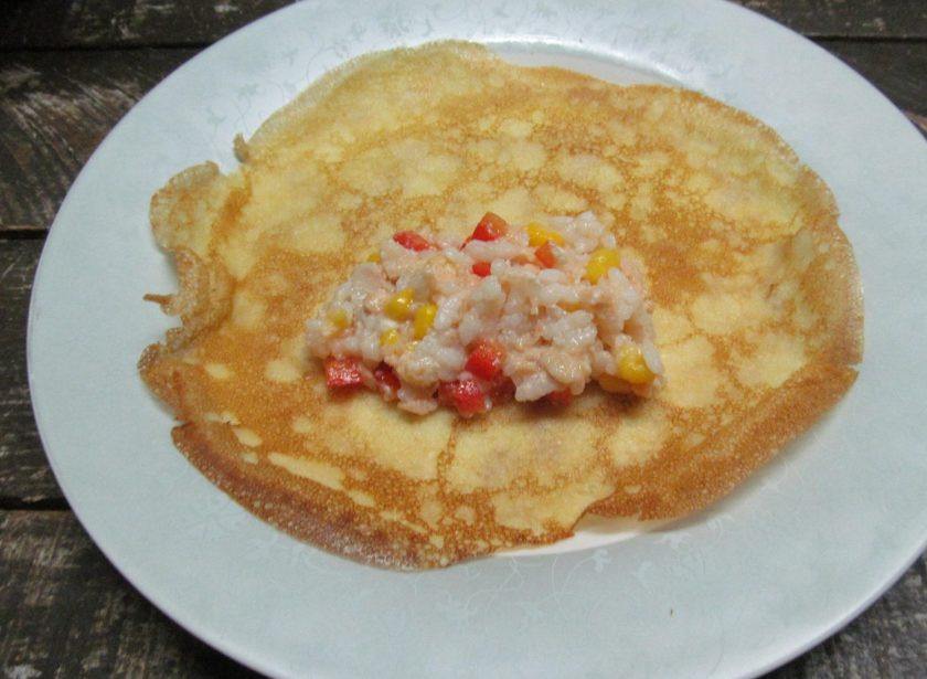 1. Этап. Блинчики с консервированным лососем и рисом: Выложите начинку.