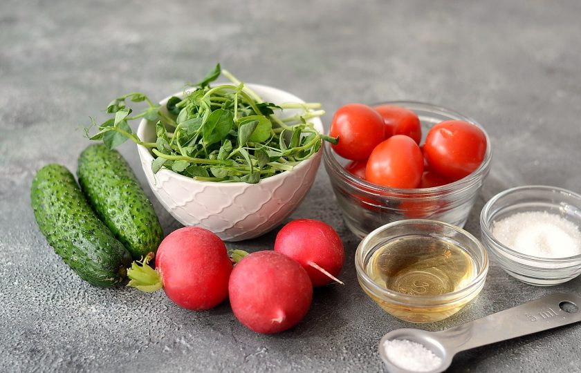 1. Этап. Салат с маринованной редиской: Подготовьте все ингредиенты.