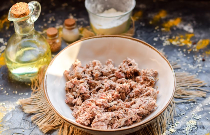 1. Этап. Запеканка из кабачков с фаршем и помидором: Свинину, говядину, курицу или индейку заранее отварите или запеките, после пропустите на мясорубке.