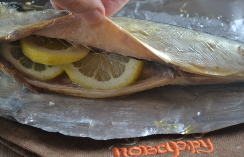 1. Этап. Запеченная скумбрия в фольге с морковкой: В брюшко рыбке положите 2-3 дольки лимона.