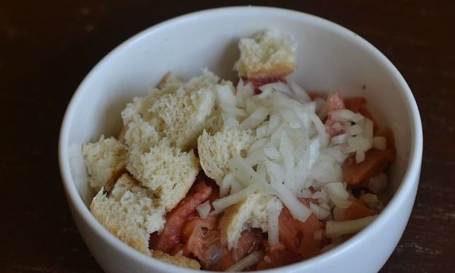 1. Этап. Фрикадельки из рыбного фарша: Отожмите хлеб от молока и выложите к рыбе. Очистите и вымойте репчатый лук, нарежьте его произвольными кусочками, половину отправьте к остальным ингредиентам. При помощи блендера взбейте все в однородную массу.