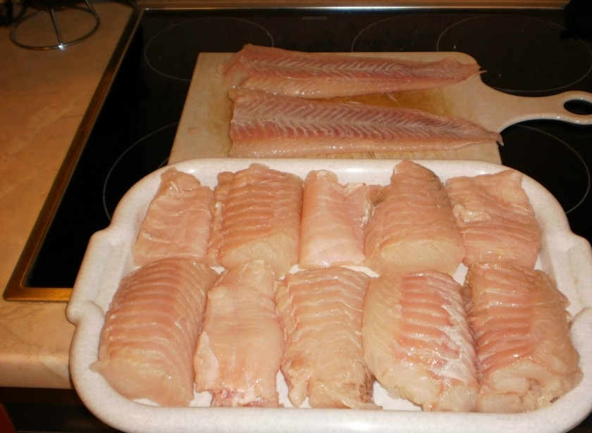 1. Этап. Налим в кляре: Разрежьте налим на одинаковые по величине кусочки.