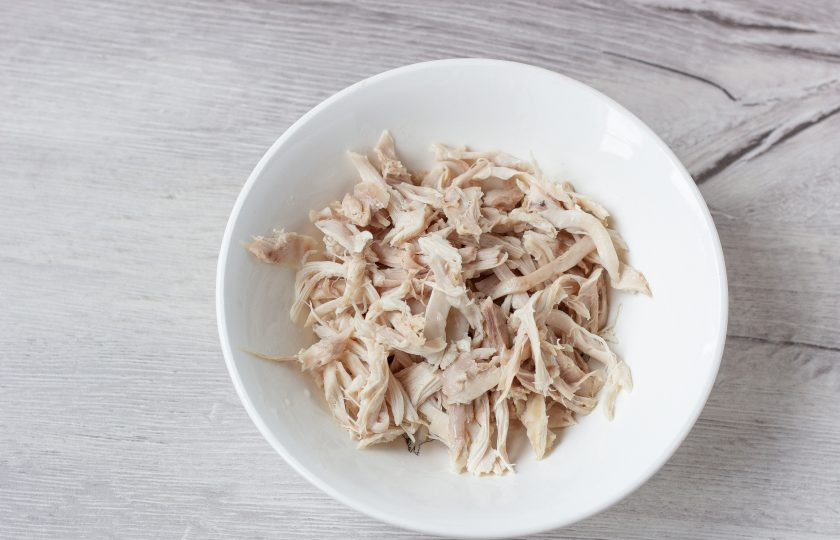 1. Этап. Аспик из курицы и овощей: Остывшее мясо отделите от кожи и кости, разберите на волокна.