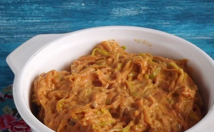 1. Этап. Простой рецепт ленивых голубцов: Залейте полученным соусом голубцы в форме. Накройте ее фольгой и поставьте в разогретую до ста восьмидесяти градусов духовку. Запекайте в ней голубцы сорок минут.