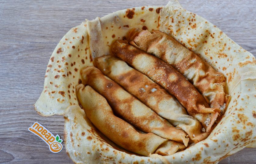 1. Этап. Блинный пирог с курицей и грибами: В середину формы выложите налистники с начинкой. Вот первый слой.