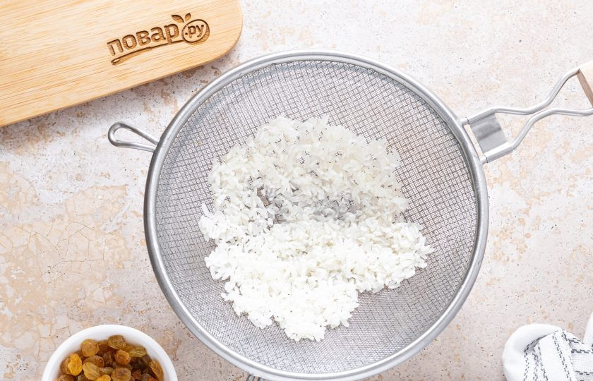 1. Этап. Рисовая каша в аэрогриле: Рис промойте до прозрачности и откиньте на сито, чтобы стекла лишняя вода.