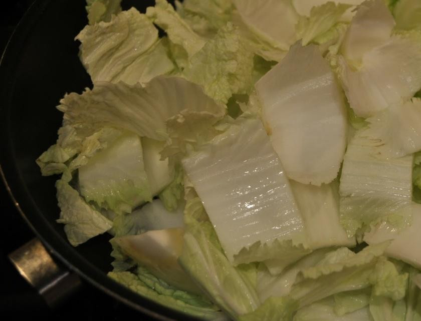 1. Этап. Китайская поджарка из пекинской капусты: 2. Порежьте плотные части на отрезки длиной по 3-4 см. Раскалите арахисовое масло на сковороде и тушите кусочки капусты не менее 3-4 минут до появления мягкости.