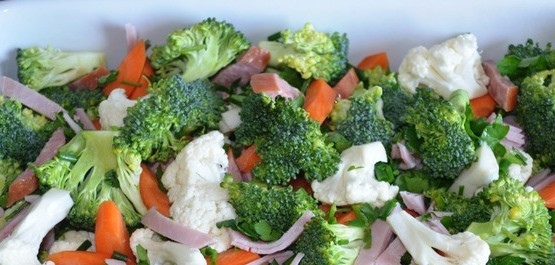 1. Этап. Запеканка с колбасой: Добавляем рубленную зелень, перемешиваем еще раз.