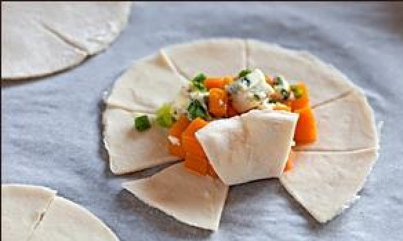 1. Этап. Пирожки с тыквой: Теперь все надрезанные края собираем к центру, формируя эдакую корзинку.