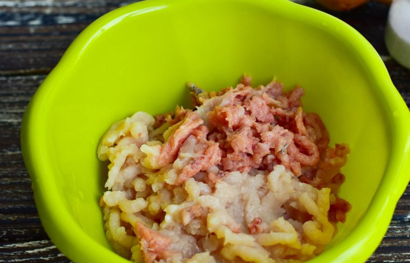 1. Этап. Рыбно-мясные котлеты: На мясорубке перекрутите лук, филе и рыбу, удалив предварительно с нее хребет и крупные косточки.
