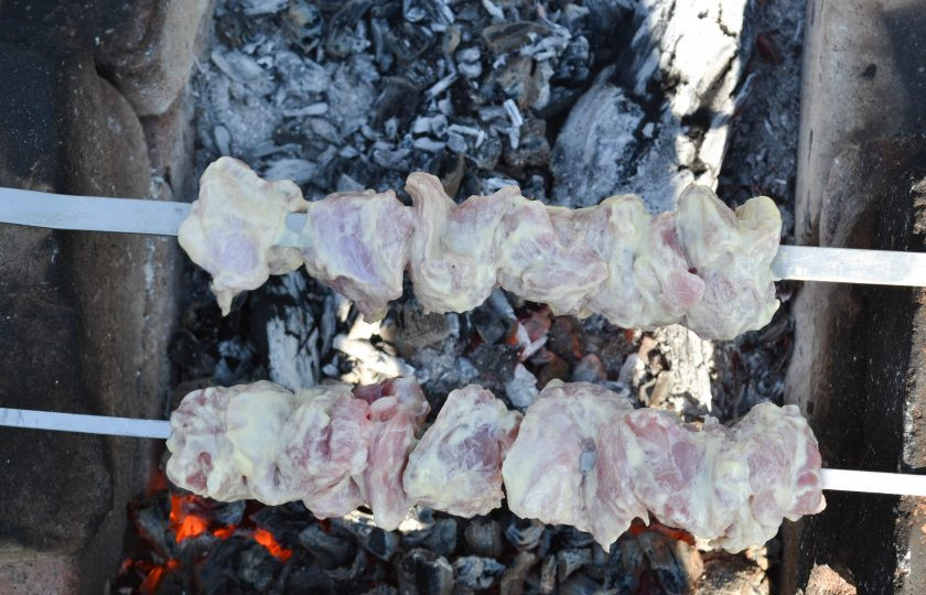 1. Этап. Шашлык из свиной лопатки: Жарьте мясо до готовности. Обратите внимание, не нужно ждать, пока мясо станет очень темным, благодаря этому маринаду, шашлык получится светло-золотистым и очень аппетитным.