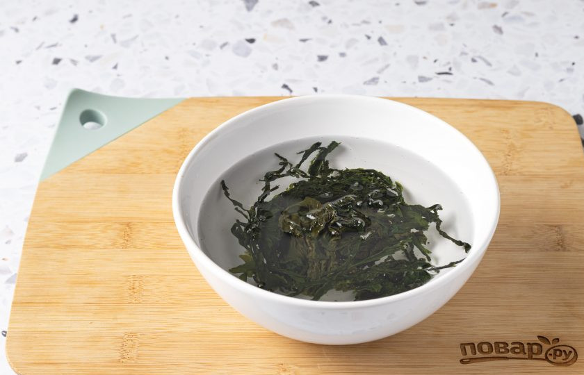 1. Этап. Суп из сушеной морской капусты: Морскую капусту залейте теплой водой и оставьте набухать примерно на 20 минут.