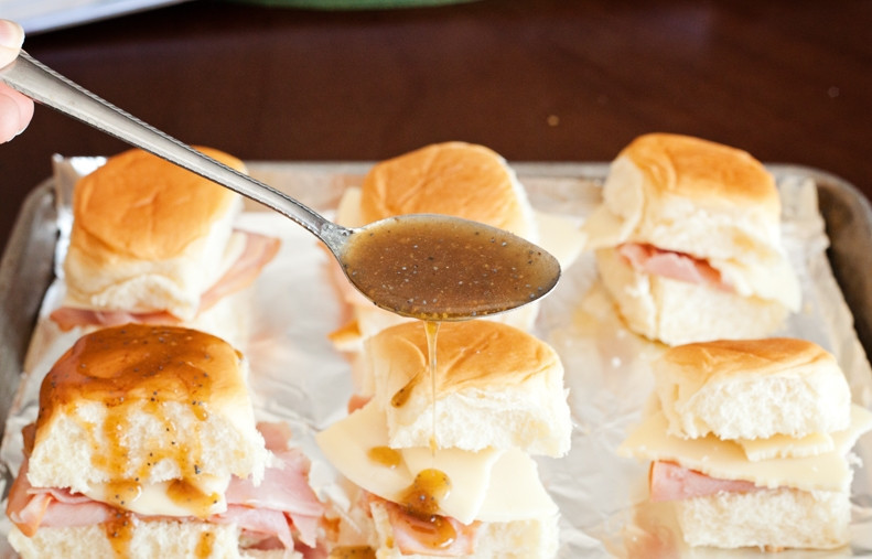 1. Этап. Простые сэндвичи с пикантным соусом: 8. Полейте соусом сэндвичи.