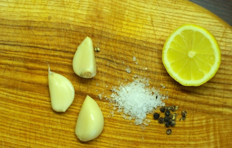 1. Этап. Креветки в чесночном соусе: Креветки размораживаем в холодной воде. Пока они размораживаются, займемся маринадом.