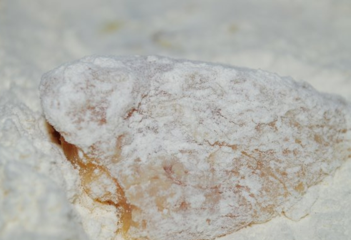 1. Этап. Куриные кусочки в соусе: Обваливаем курочку в муке.