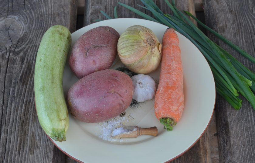 1. Этап. Салат из овощей на мангале: Подготовьте все ингредиенты.