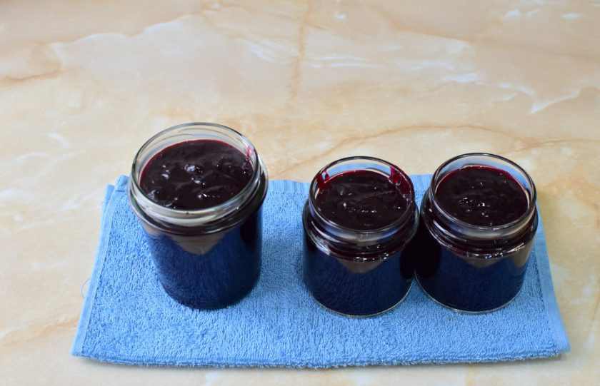 1. Этап. Конфитюр из черной смородины: Горячий конфитюр выложите в подготовленный баночки.
