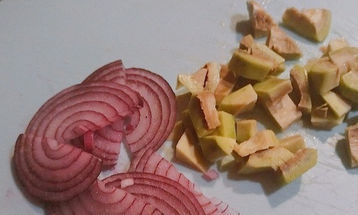 1. Этап. Салат порционный с тунцом: Авокадо очистить и нарезать маленькими кубиками. Лук нарезать полукольцами