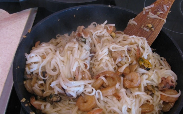 1. Этап. Китайская лапша с морепродуктами: 8. В сковороду к морепродуктам выкладываю лапшу и аккуратно перемешиваю.