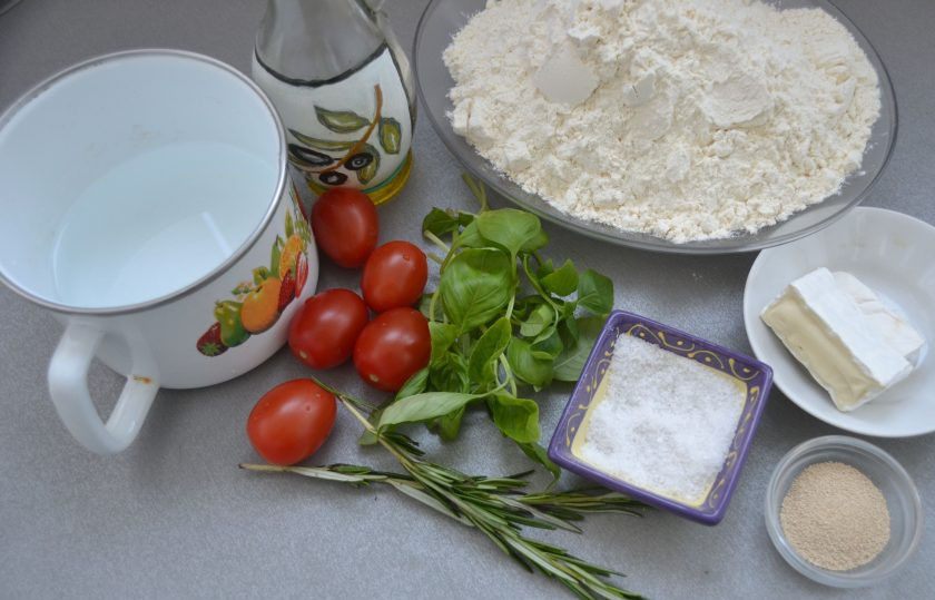 1. Этап. Фокачча от Джейми Оливера: Подготовьте ингредиенты.