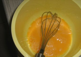 1. Этап. Запеканка из печени: 6. Взбиваем в отдельной мисочке яйца, и домешаем их к основе.