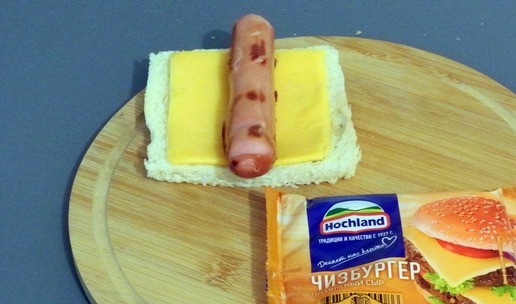 1. Этап. Ленивый хот-дог: Сверху обжаренную сосиску.