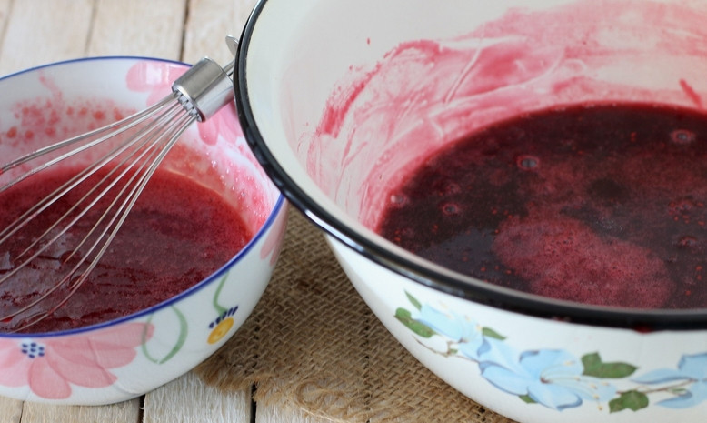 1. Этап. Джем из малины: Соединяем массу с желатином и малиновую мякоть. Доводим до кипения и снимаем с плиты.