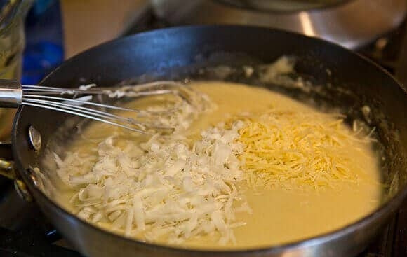 1. Этап. Спаржа в сырном соусе: 5. Добавьте тертый сыр, перемешайте и снимите соус с огня.