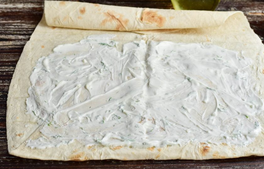 1. Этап. Шаурма со сметанным соусом: Лаваш смажьте сметанным соусом.