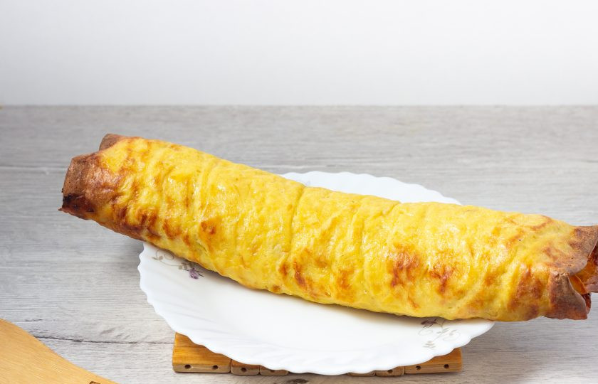 1. Этап. Яичный рулет со свининой и базиликом: Наш рулет готов! Дайте ему отдохнуть 5-10 минут, нарежьте и подавайте к столу! Вкусно как в горячем, так и в холодном виде.